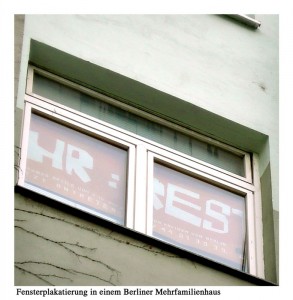 Fensterplakat in einem Berliner Mehrfamilienhaus