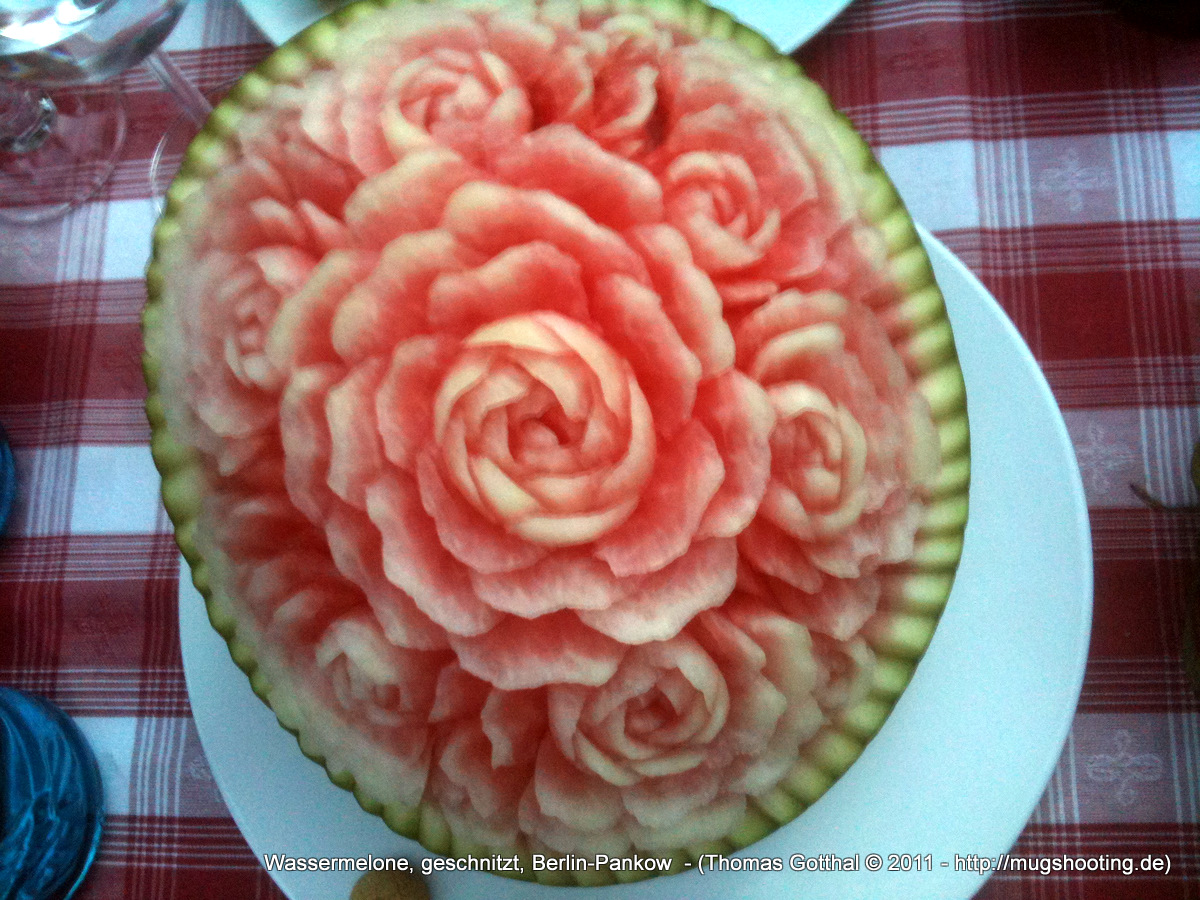 1319/11: Foto des Tages: Wassermelone, geschnitzt im „thai style ...