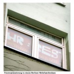Fensterplakat in einem Berliner Mehrfamilienhaus