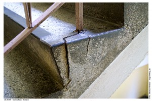 Gebrochener Terrazzo an Treppenstufe