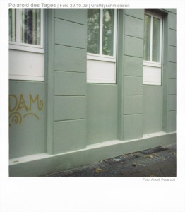Polaroid des Tages - Graffitos in Xberg