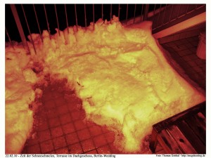 Terrasse mit liegengebliebenem Schnee