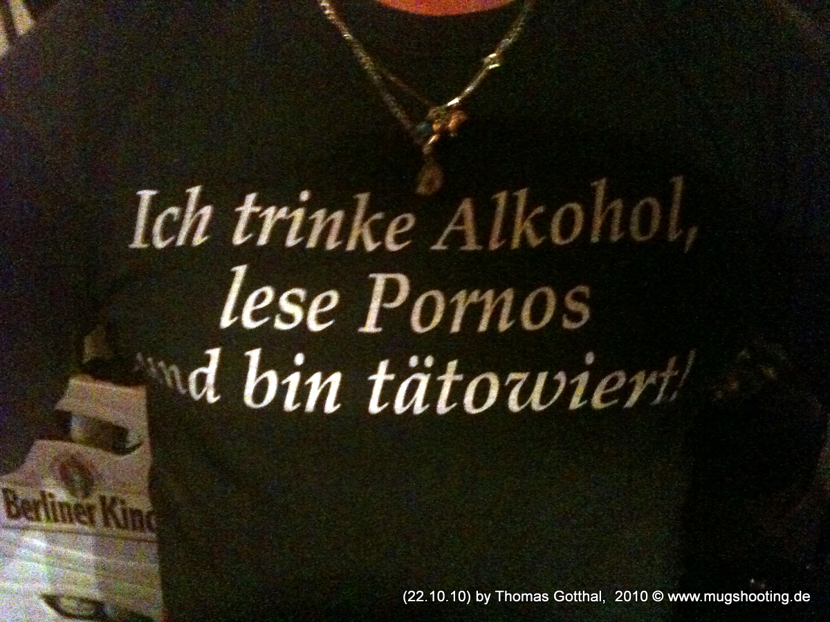 Ich trinke Alkohol, lese Pornos und bin tätowiert. (T-Shirt) Ich trinke Alkohol, lese Pornos und bin tätowiert. (T-Shirt)