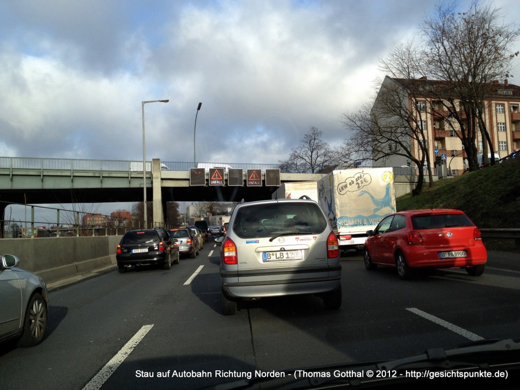 Stau auf Autobahn Richtung Norden