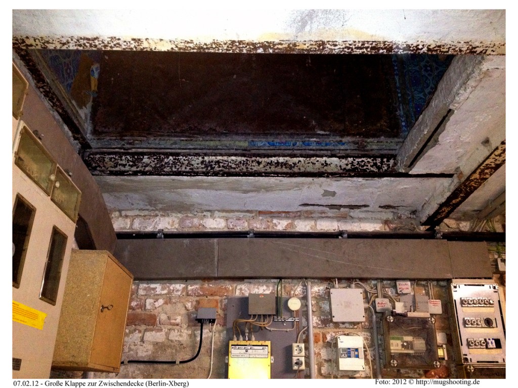 Klappe zur Zwischendecke im E-Raum, Berlin-Xberg