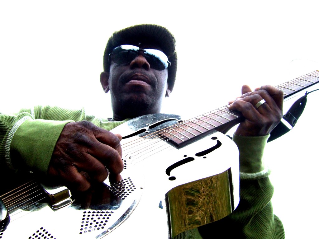 Lucky Peterson playing the Dobro! (© 55 Arts Club) Lucky Peterson playing the Dobro! (© 55 Arts Club)