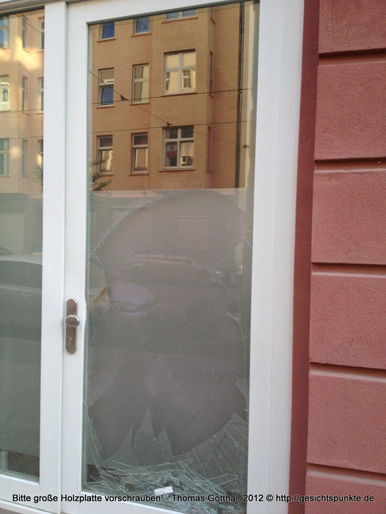 Glasbruch-Fensterscheibe: Bitte große Holzplatte vorschrauben! Glasbruch-Fensterscheibe: Bitte große Holzplatte vorschrauben!
