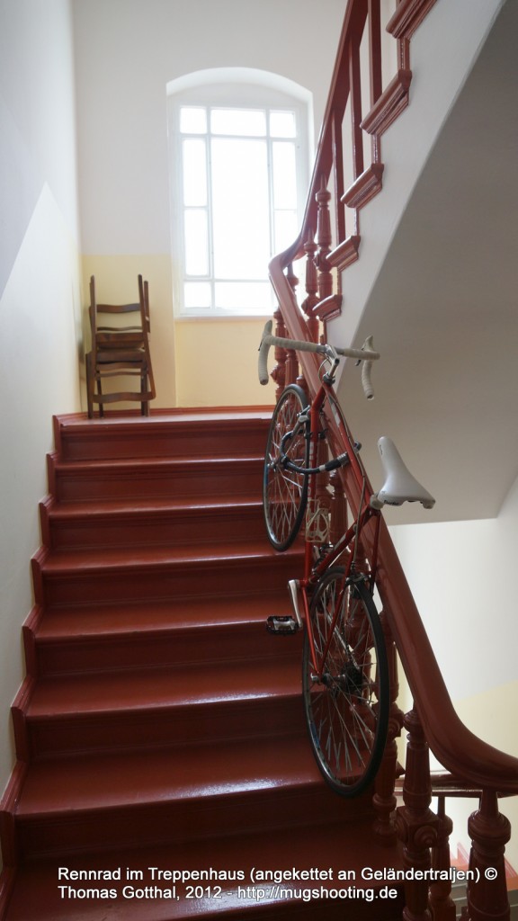 Rennrad im Treppenhaus (angekettet an Geländertraljen)