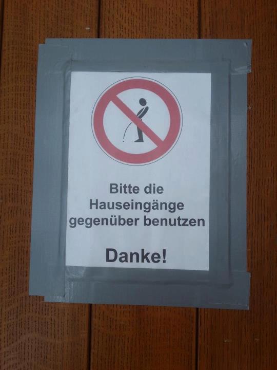 Bitte die Hauseingänge gegenüber benützen!