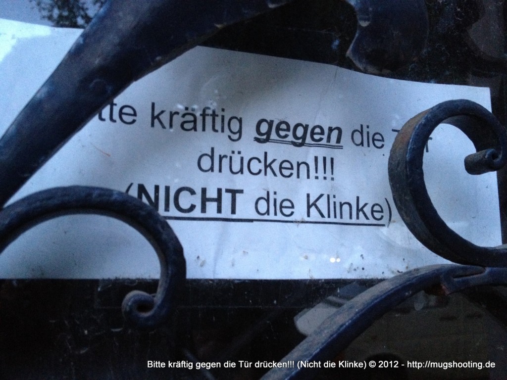 Bitte kräftig gegen die Tür drücken!!! (Nicht die Klinke) Bitte kräftig gegen die Tür drücken!!! (Nicht die Klinke)