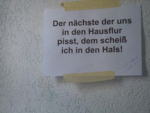 In den Hausflur pissen.... (Quelle: notesofberlin.com, mit Dank) In den Hausflur pissen.... (Quelle: notesofberlin.com, mit Dank)