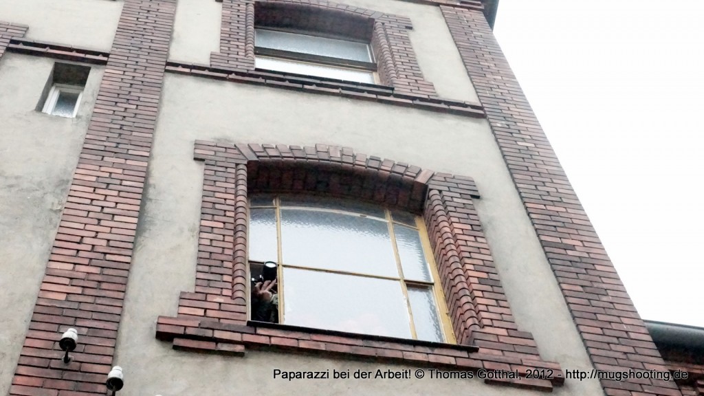 Paparazzi bei der Arbeit: Architekt fotografiert Giebelwände! Paparazzi bei der Arbeit: Architekt fotografiert Giebelwände!