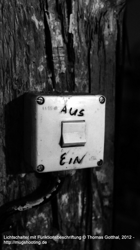Lichtschalter mit Funktionsbeschriftung: Ein - Aus