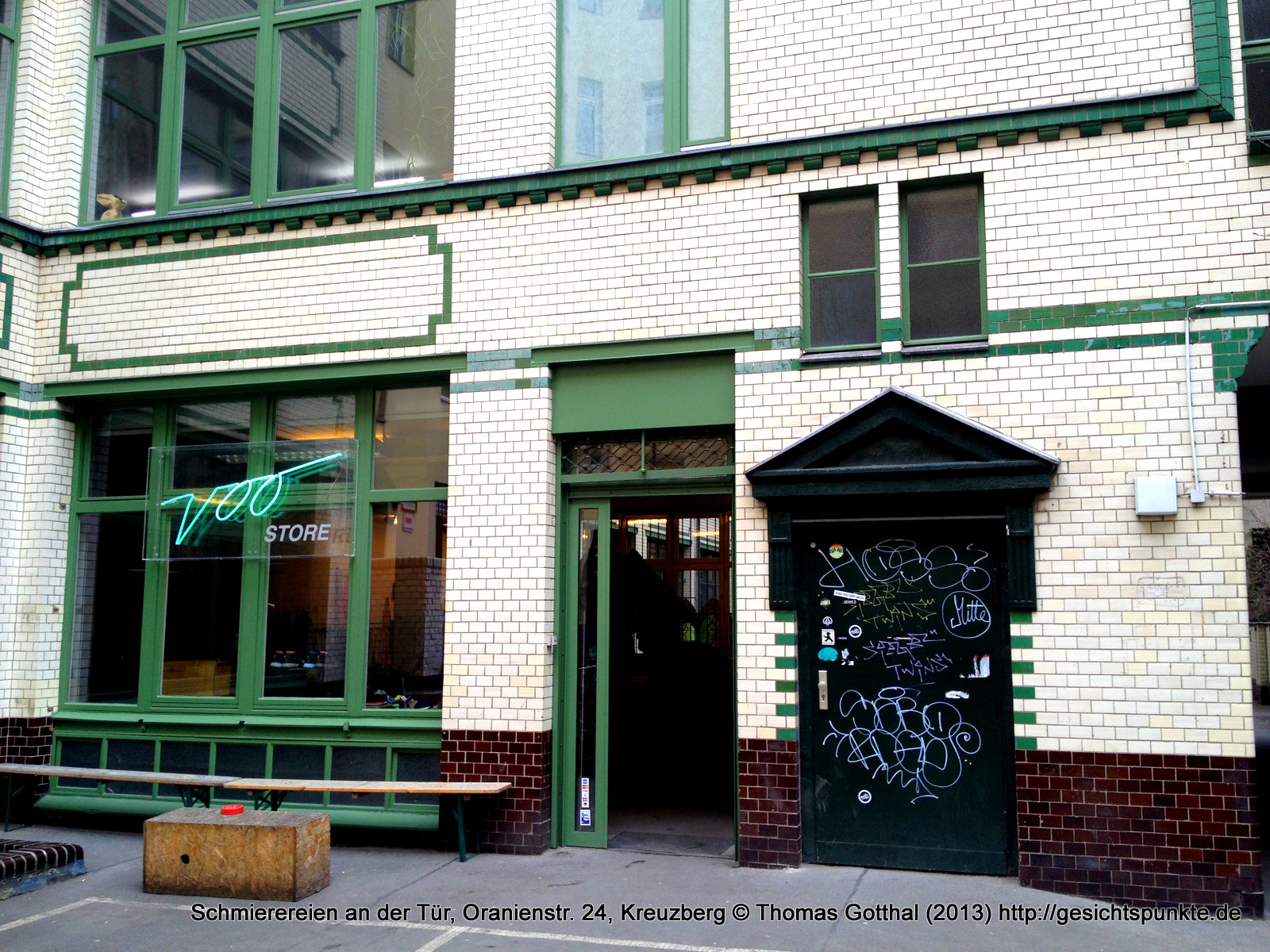 Schmierereien an der Tür, Oranienstr. 24, Kreuzberg