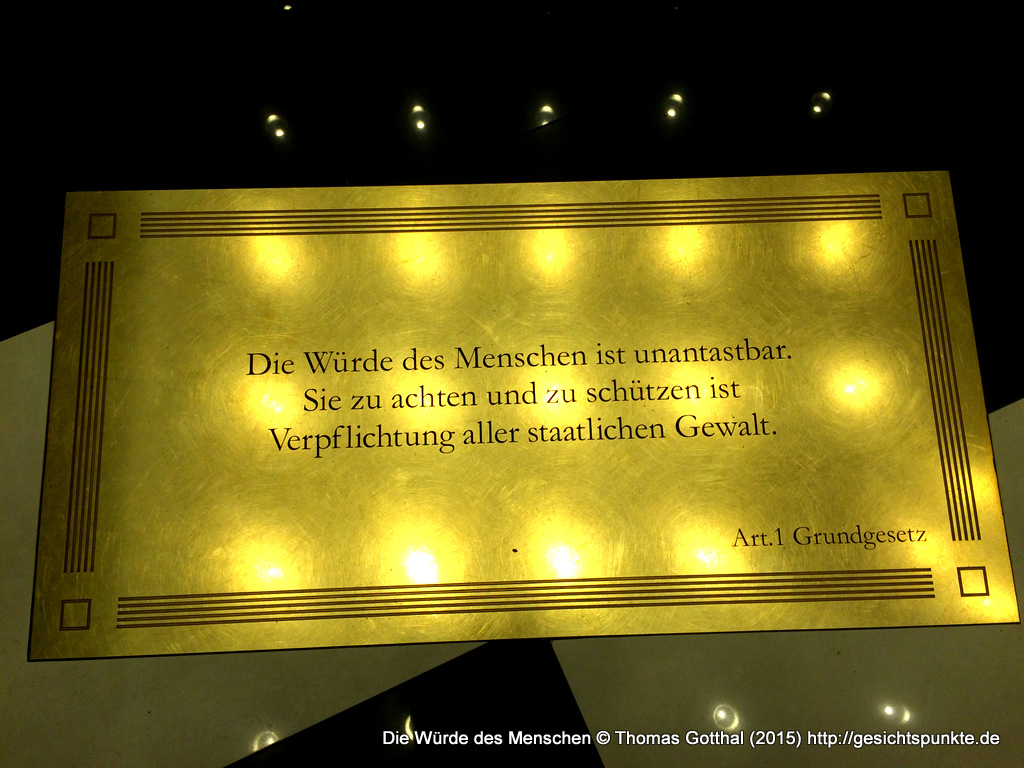 Die Würde des Menschen als Bodenplatte im Einkaufszentrum!
