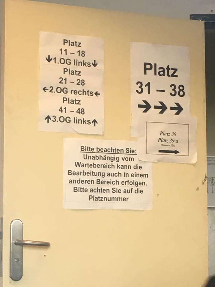 Foto: Mahmut Arslan - Sein Kommentar: Wer soll denn hier durchblicken? - Das Foto zeigt eine ortstypische Türbeschriftung der KFZ Zulassungsstelle Jüterboger Str.. (Foto via Facebook)
